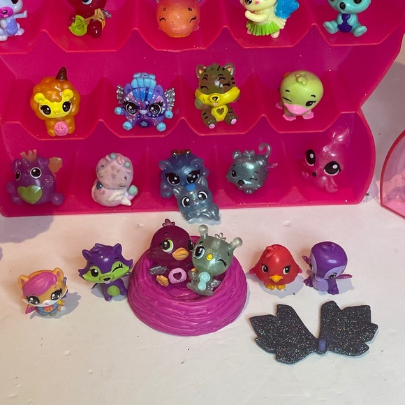 Hatchimals CollEGGtibles Collector's Case - Picture 2 of 13